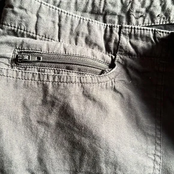 Black capris/Size 12   - Picture 7 of 10